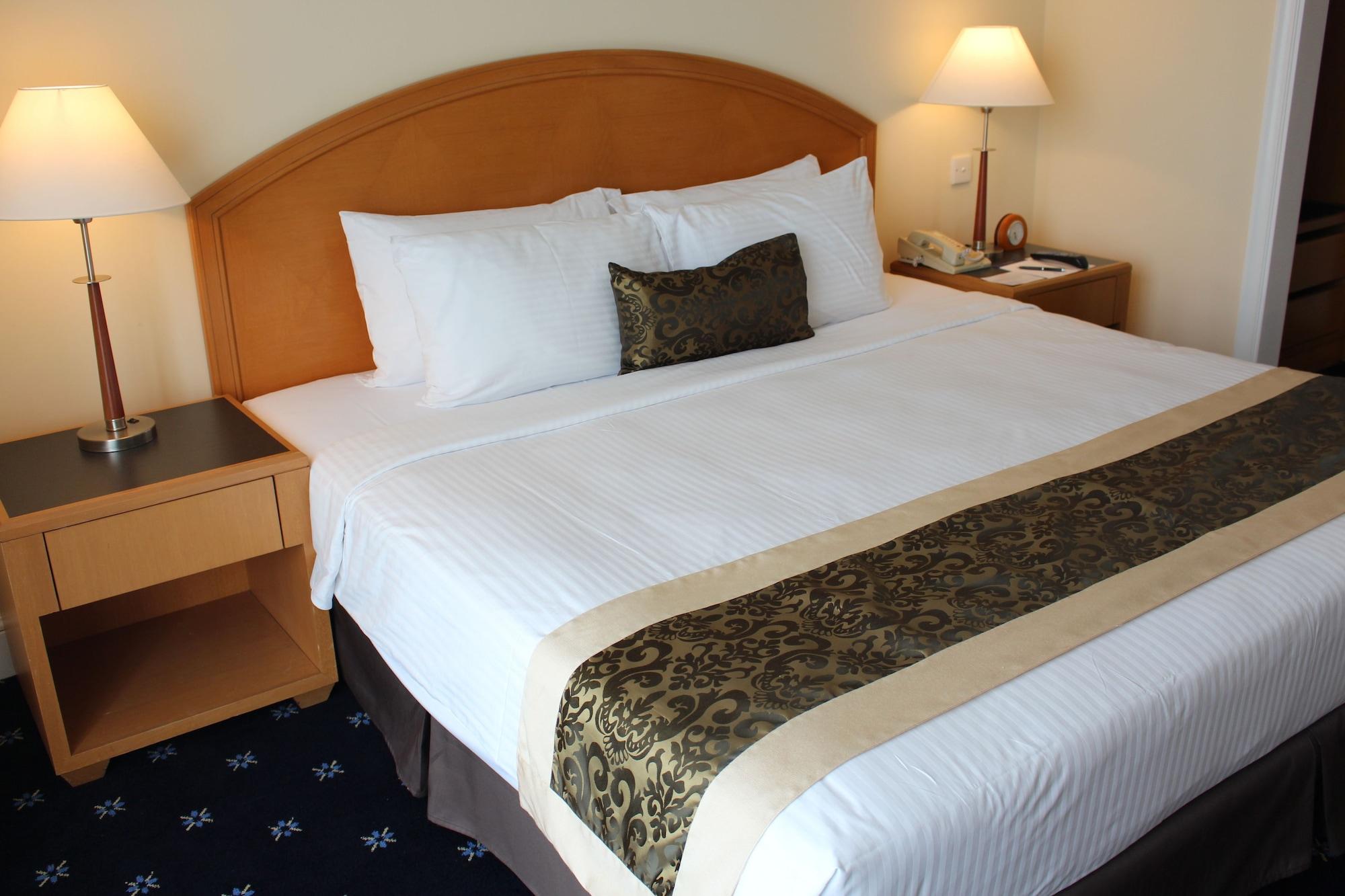 Royale Chulan Seremban Eksteriør billede A bed runner