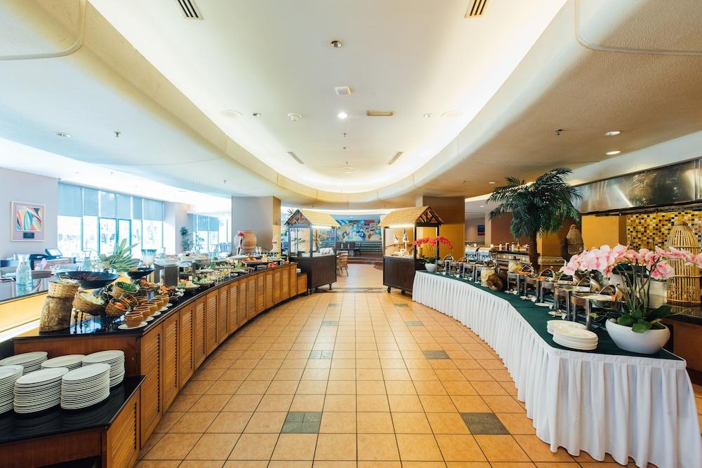 Royale Chulan Seremban Eksteriør billede The buffet at the 360 Restaurant