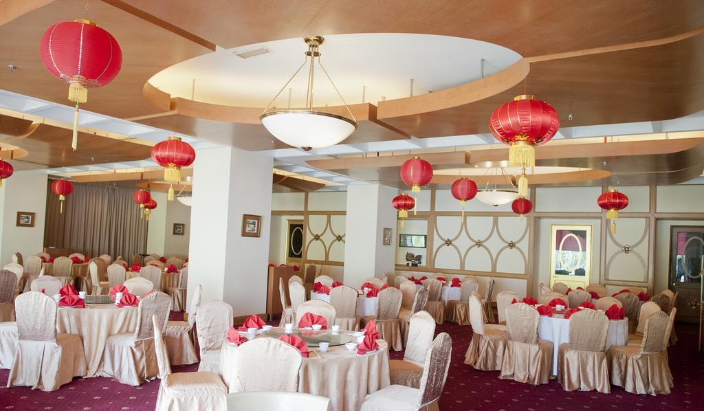 Royale Chulan Seremban Eksteriør billede The interior of the restaurant