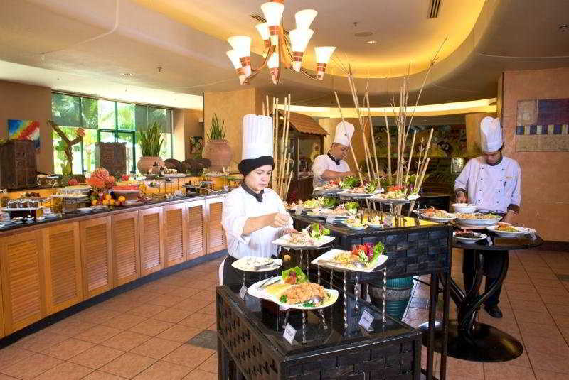 Royale Chulan Seremban Eksteriør billede A buffet at a hotel